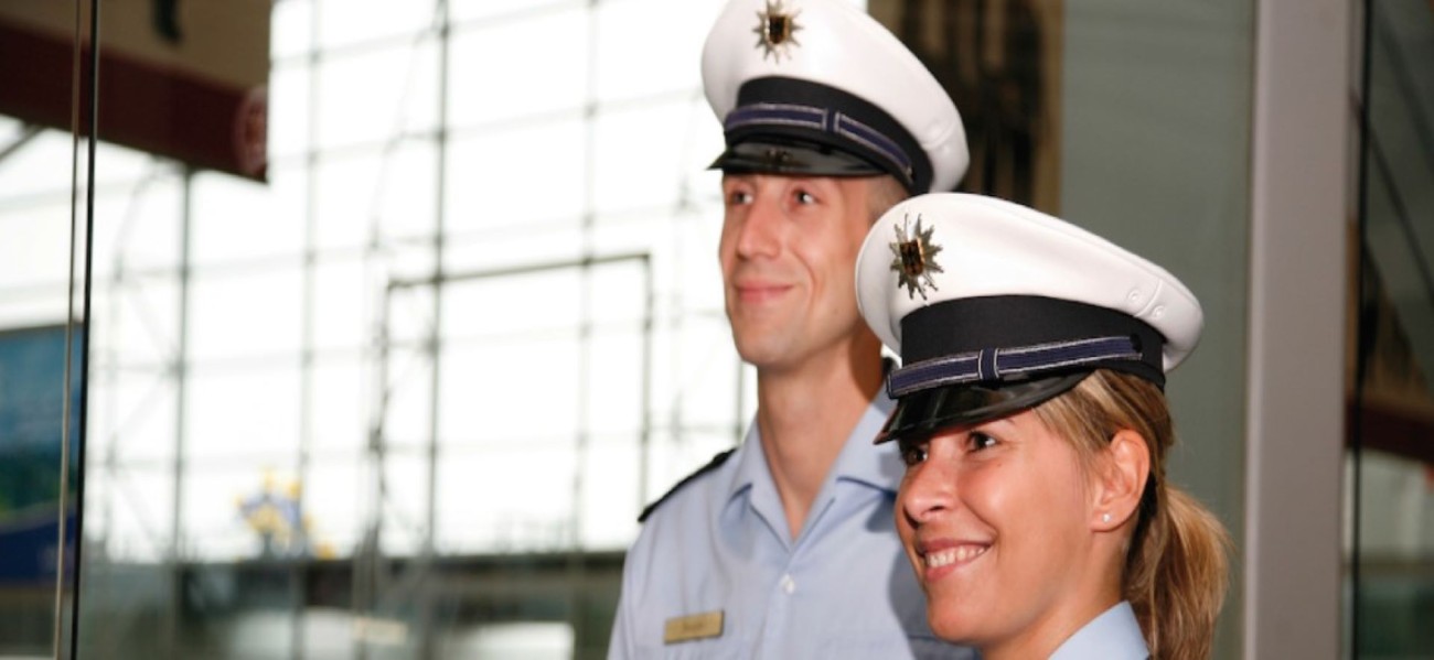 Zwei Personen in Uniform schauen zur Seite